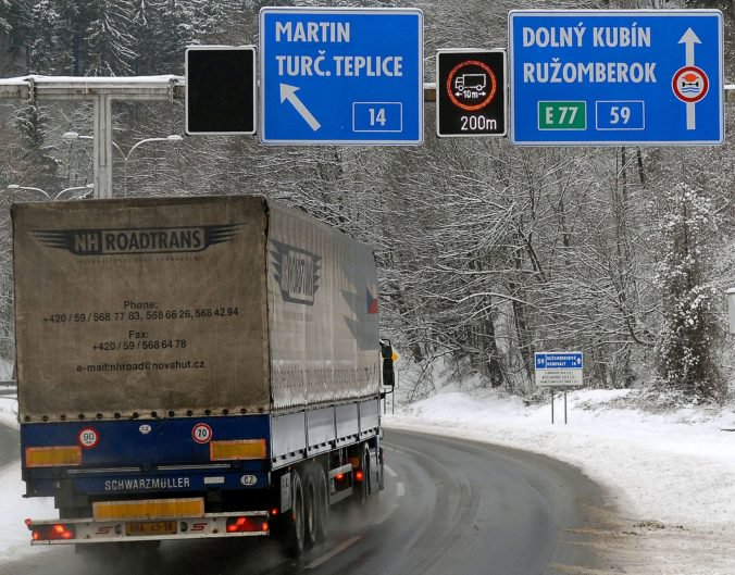 Aktualizované: Husté sneženie komplikuje dopravu, Šturec uzavreli a cez Donovaly kamióny neprejdú