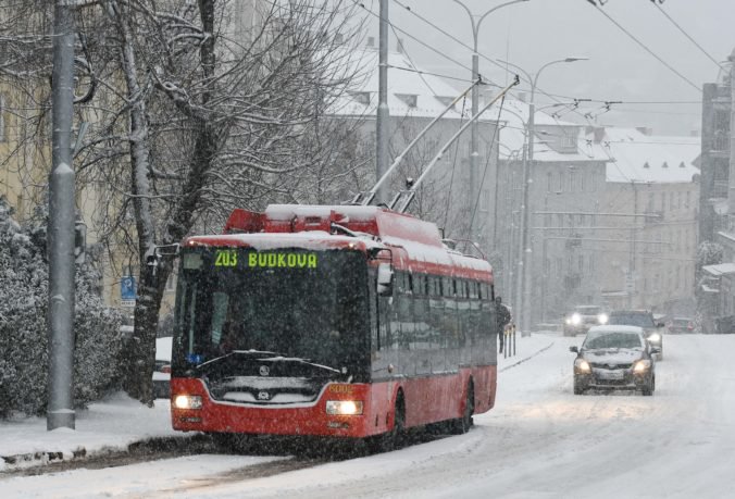 Bratislavská MHD mala pre sneženie problémy, niektoré linky nepremávali