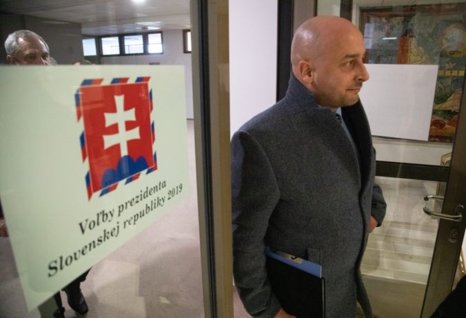 József Menyhárt odovzdal podpisy a oficiálne kandiduje na slovenského prezidenta