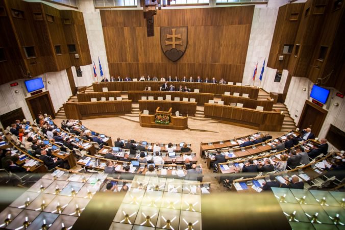 Opozícia nesúhlasí s plánom koalície odsúvať zákony, ktoré parlament nestihne prerokovať