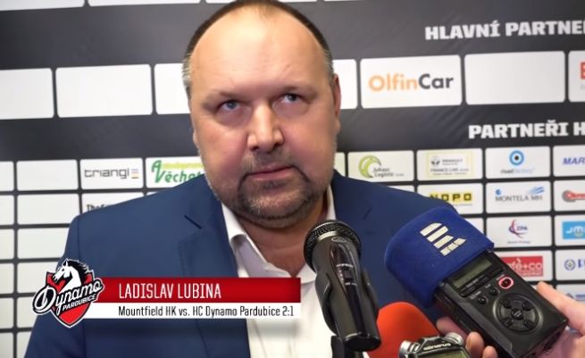 Video: Škandál v českej extralige, fanúšikovia počas zápasu napadli trénera Lubinu a Salfického