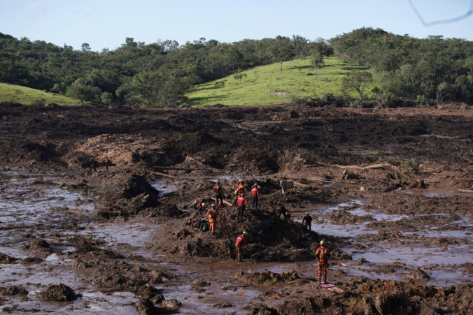 Foto: Počet obetí pretrhnutia priehrady v Minas Gerais opäť stúpol, stovky osôb sú stále nezvestné