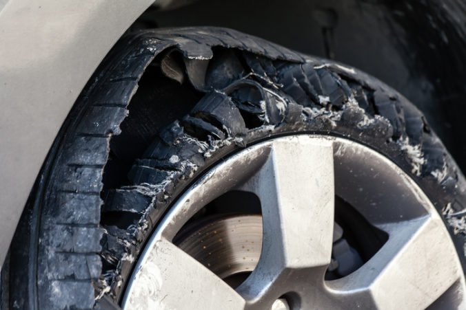 Tlak z prasknutej pneumatiky nákladiaka odhodil zamestnanca na zem a spôsobil mu zranenia