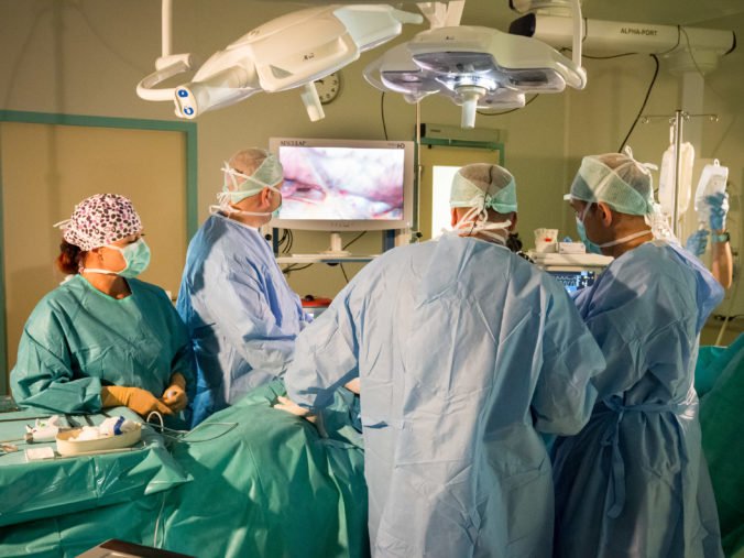 Univerzitná nemocnica Bratislava chce nakúpiť operačné stoly, plánuje minúť viac ako milión eur