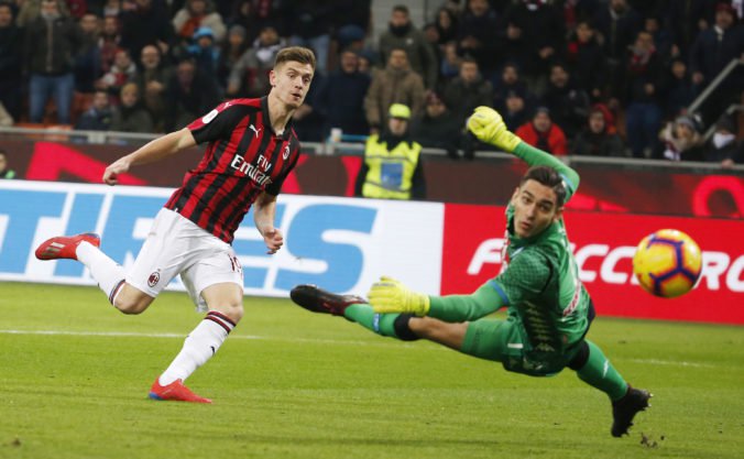 Video: Hamšíkov Neapol s porážkou vo štvrťfinále Talianskeho pohára, AC Milánu pomohol Piatek