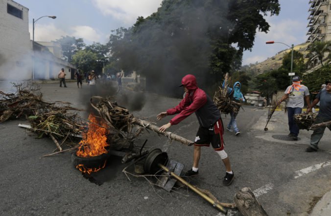 Video: Pri protivládnych protestoch vo Venezuele zatkli stovky ľudí, medzi nimi aj deti