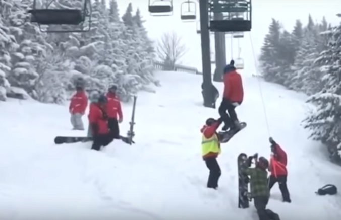 Video: V lyžiarskom stredisku vo Vermonte sa zasekla lanovka, uviaznutých lyžiarov evakuovali