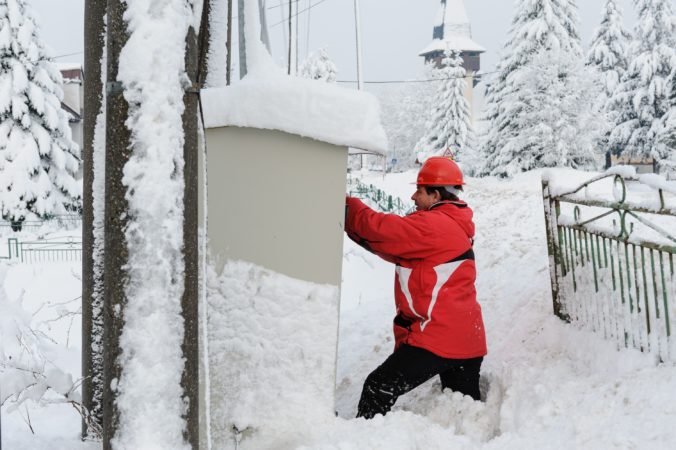Sneh spôsobil škody za desiatky tisíc eur, bez elektriny bolo viac ako 110-tisíc odberateľov