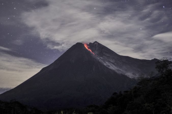 Sopka Merapi vychrlila dlhý prúd lávy, Indonézia zatiaľ stupeň výstrahy nezvýšila