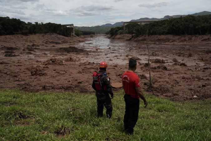 Záchranári pokračujú v hľadaní obetí a preživších po pretrhnutí priehrady v Brazílii