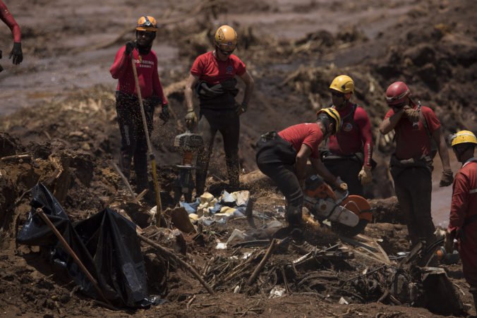 V Brazílii našli ďalšie obete pretrhnutej priehrady, záchranárske práce museli dočasne prerušiť