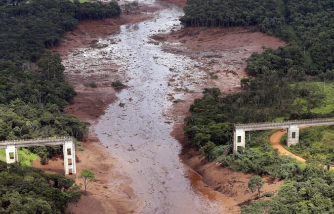 V Brazílii varujú pred vodou v okolí pretrhnutej priehrady, predstavuje riziko pre ľudí i zvieratá