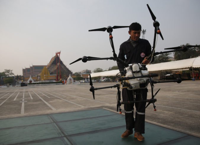 Video: Bangkok nasadil do boja proti smogu aj drony, niektorí krok považujú za nezmyselný