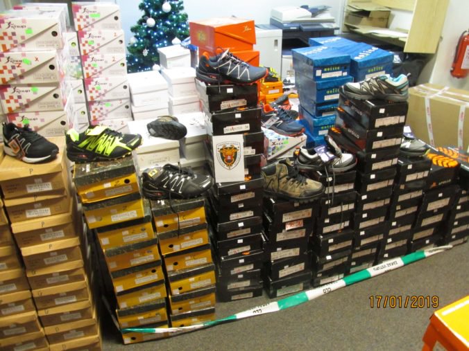 Foto: Colníci kontrolovali obchody v Prešovskom kraji, zaistili napodobeniny športovej obuvi