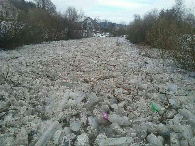 Foto: Na rieke Kysuca sa nahromadili ľadové kryhy, hrozí pretrhnutie lávky