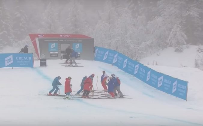 Video: Zjazd mužov v Garmisch-Partenkirchene museli zrušiť pre silné sneženie