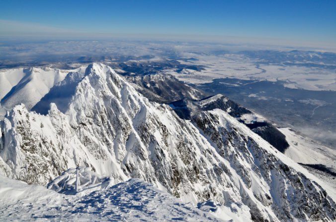 Vo všetkých pohoriach platí 3. stupeň lavínového nebezpečenstva, riziko môže s vetrom stúpať