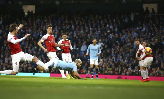 Video: Agüero hetrikom zostrelil Arsenal, o triumfe ManUtd rozhodol Rashford