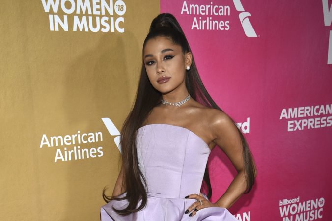 Speváčka Ariana Grande čelí žalobe pre klip k piesni God Is a Woman