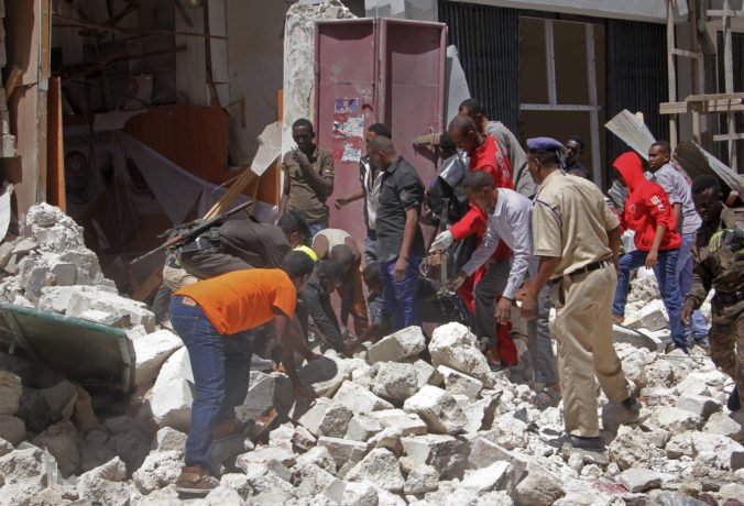 V Mogadiše explodovalo auto s výbušninami, k útoku sa prihlásila organizácia aš-Šabáb