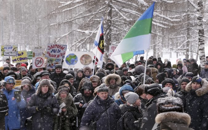 V Rusku protestovali tisíce ľudí proti vyvážaniu odpadu z Moskvy do chudobnejších častí krajiny