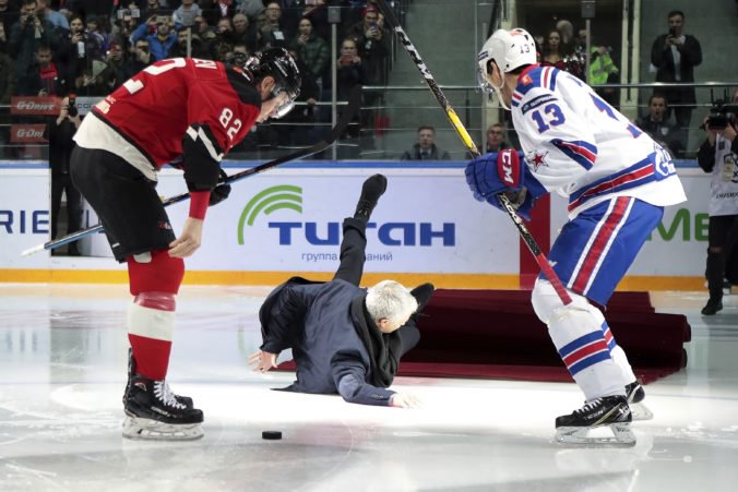 Video: José Mourinho pobavil divákov na zápase KHL, po vhodení buly spadol na ľad