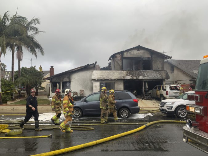 Video: Nad mestom Yorba Linda sa rozpadlo lietadlo, jeho časti zapálili dom