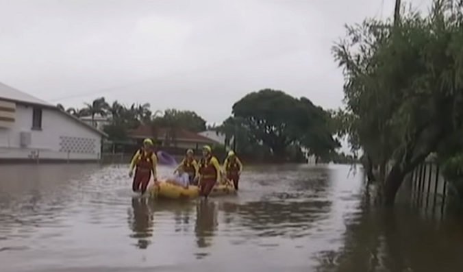 Video: V Austrálii záchranári evakuujú ľudí pred povodňami, nasadili člny aj vrtuľníky