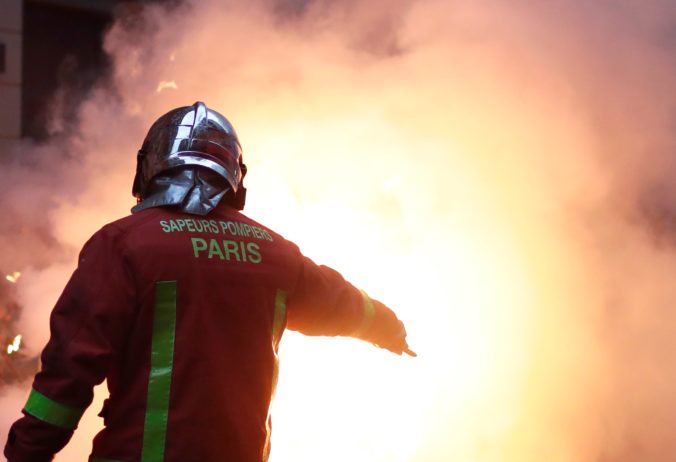 Obytný dom v Paríži zachvátil požiar, ľudia utekali pred plameňmi na strechu