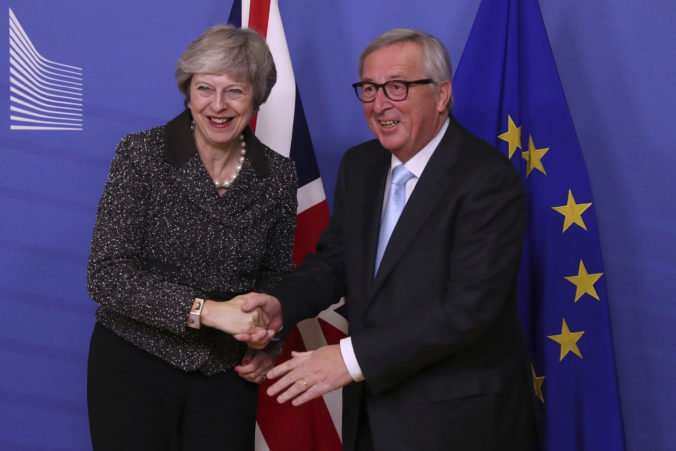 Premiérka Mayová prediskutuje dohodu o brexite aj s predsedom Európskej komisie