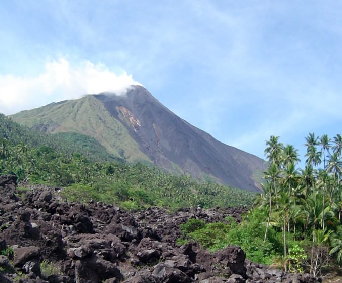 Sopka Karangetang sa opäť ozvala, Indonézia evakuuje stovky obyvateľov