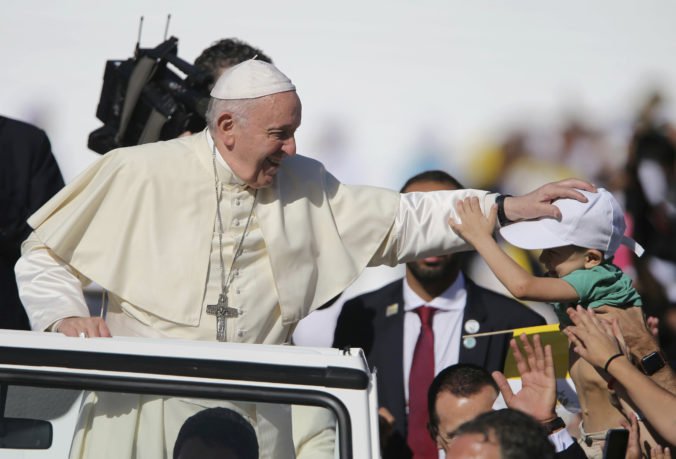Video: Dievčatko utieklo bezpečnostnej službe a pápežovi Františkovi odovzdalo papierik s odkazom