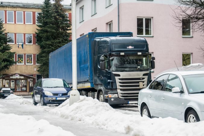 Brezno varuje vodičov nákladných vozidiel pred nesprávnym parkovaním, hrozí im pokuta