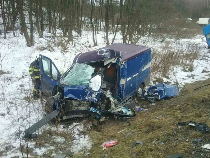 Foto: Dodávka skončila po zrážke s nákladným autom mimo cesty