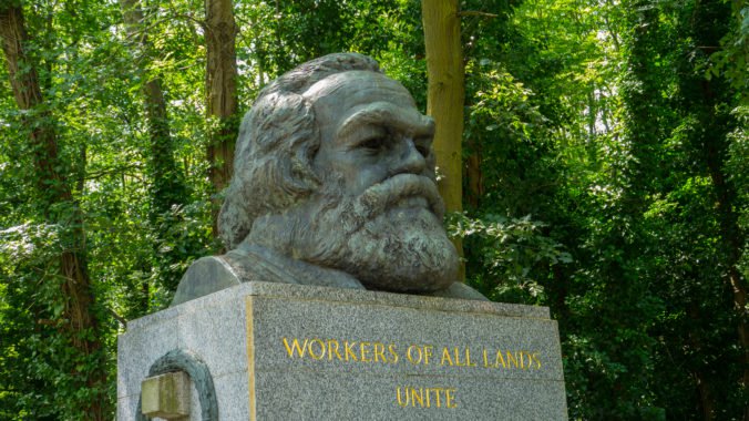 Foto: Vandali vážne poškodili náhrobok Karla Marxa na cintoríne v Londýne