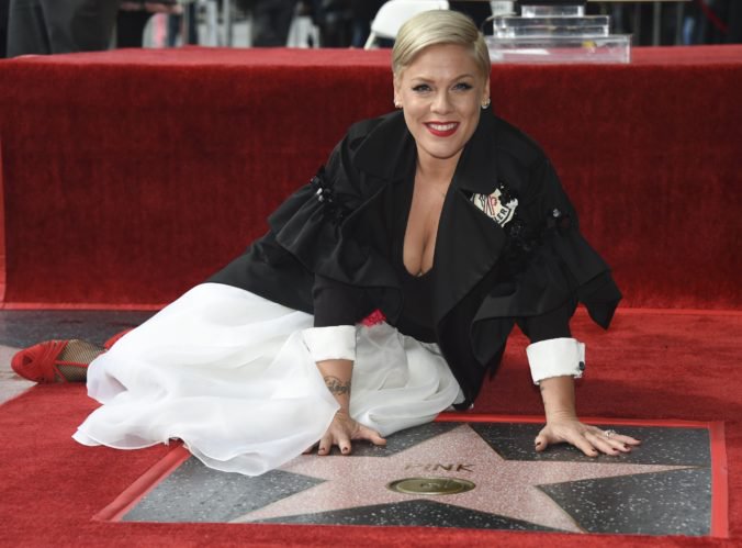 Video: Speváčka Pink má hviezdu na Hollywoodskom chodníku slávy