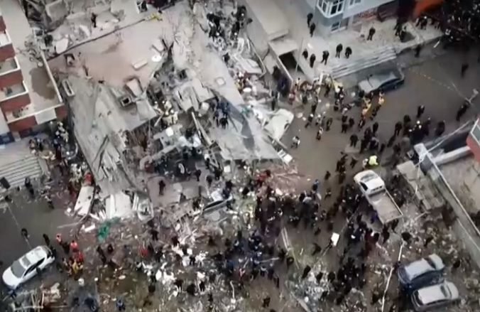 Video: V Istanbule sa zrútila osemposchodová budova, záchranári v troskách hľadajú zranených
