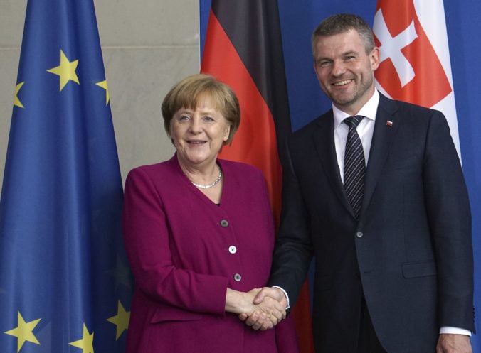 Kancelárka Merkelová bude v Bratislave rokovať s premiérmi V4 a stretne sa aj s prezidentom Kiskom