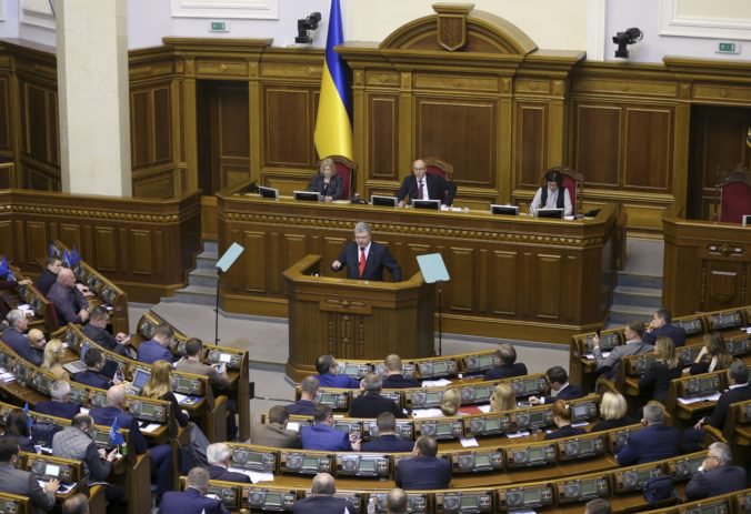 Ukrajina sa môže uchádzať o vstup do Európskej únie a NATO, parlament schválil zmenu ústavy