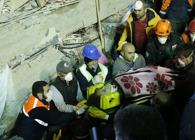 Video: V troskách zrútenej budovy v Istanbule našli ďalšie telo, viacero ľudí je vo vážnom stave