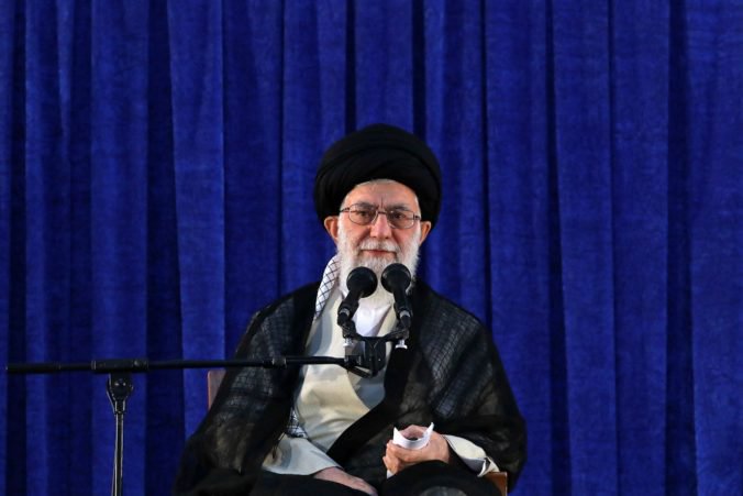 Heslo „Smrť Amerike“ je namierené proti trom politikom, vyhlásil iránsky duchovný vodca