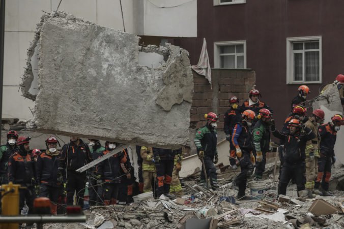 Video: Počet obetí zrútenej budovy v Istanbule naďalej stúpa, záchranári našli ďalšie telá