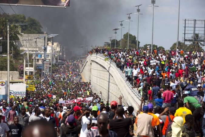 Video: V Haiti protestovali tisíce ľudí, žiadajú odstúpenie prezidenta Moisea