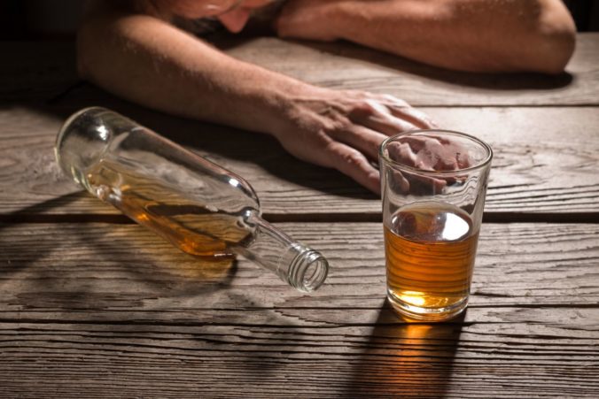 Desiatky ľudí zomreli na otravu alkoholom, nelegálne vyrobené nápoje zrejme obsahovali metanol