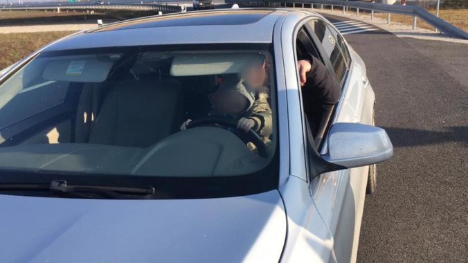 Foto: Vodič mal za jazdy na kolenách dieťa, policajti zastavili aj „popíjajúceho“ šoféra