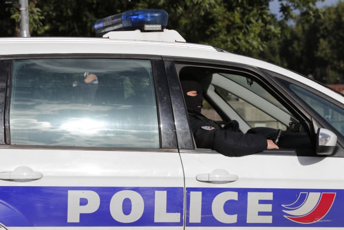 Polícia obvinila ženu so psychickými problémami, ktorú zadržali po požiari obytného domu v Paríži
