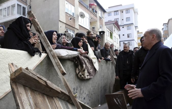 Prezident Erdogan navštívil v Istanbule miesto zrútenia budovy, z kolapsu vzniklo „mnoho ponaučení“