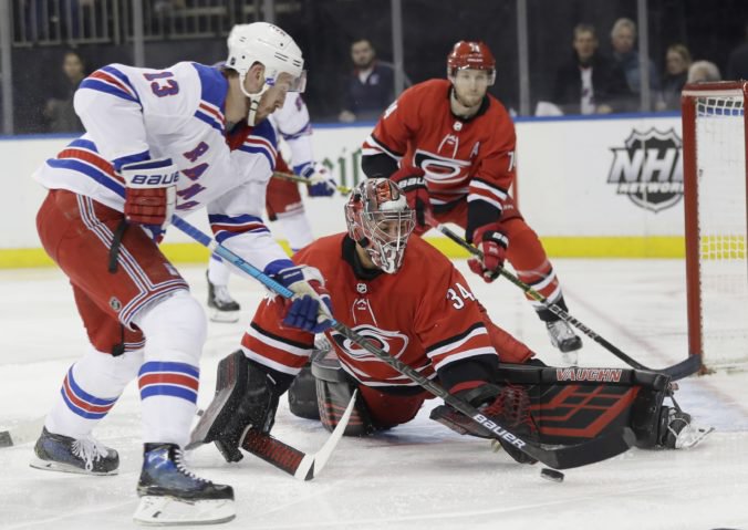 Video: Hokejisti New Yorku Rangers v závere hrali bez brankára, Carolina však hladko zvíťazila