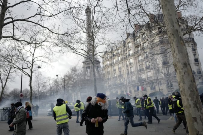 Video: Protest žltých viest v Paríži opäť sprevádzali násilnosti, demonštranti zapálili niekoľko áut