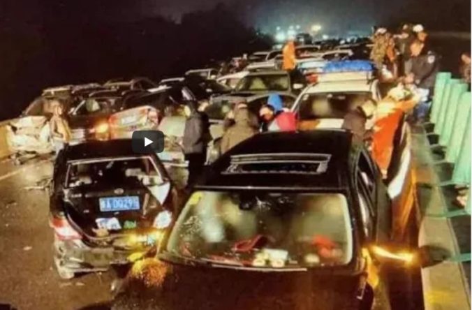 Video: Pri dvoch nehodách v Číne sa zrazilo viac ako sto áut, zahynulo najmenej 13 ľudí